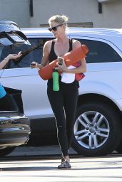 Charlize Theron in Gim Ready Outfit - Leaves Her Yoga Class in West Hollywood 10/15/2017