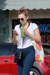 Elizabeth Olsen in Leggings - Shopping at Trader Joe