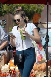 Elizabeth Olsen in Leggings - Shopping at Trader Joe