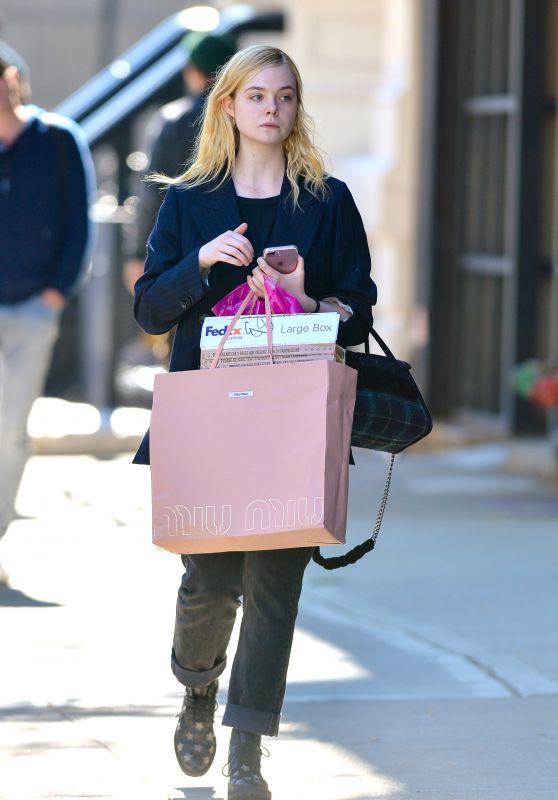 Elle Fanning - Shopping in NYC 10/17/2017