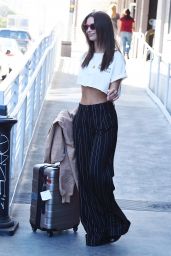 Emily Ratajkowski in Comfy Travel Outfit - Los Angeles 10/16/2017
