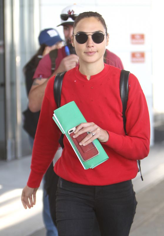 Gal Gadot in Travel Outfit - JFK Airport in New York 10/01/2017