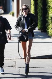 Hailey Baldwin Leggy in Jeans Shorts at 901 Salon in West Hollywood 10/27/2017