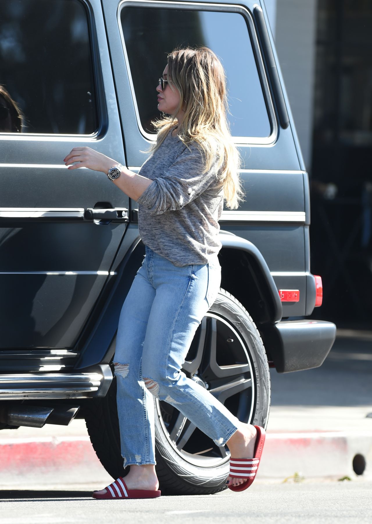 Hilary Duff in Casual Attire - Steps Out for a Fresh Pressed Juice and ...