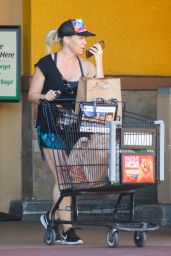Jennie Garth Leggy in Shorts - Grocery Shopping in Los Angeles 10/24/2017