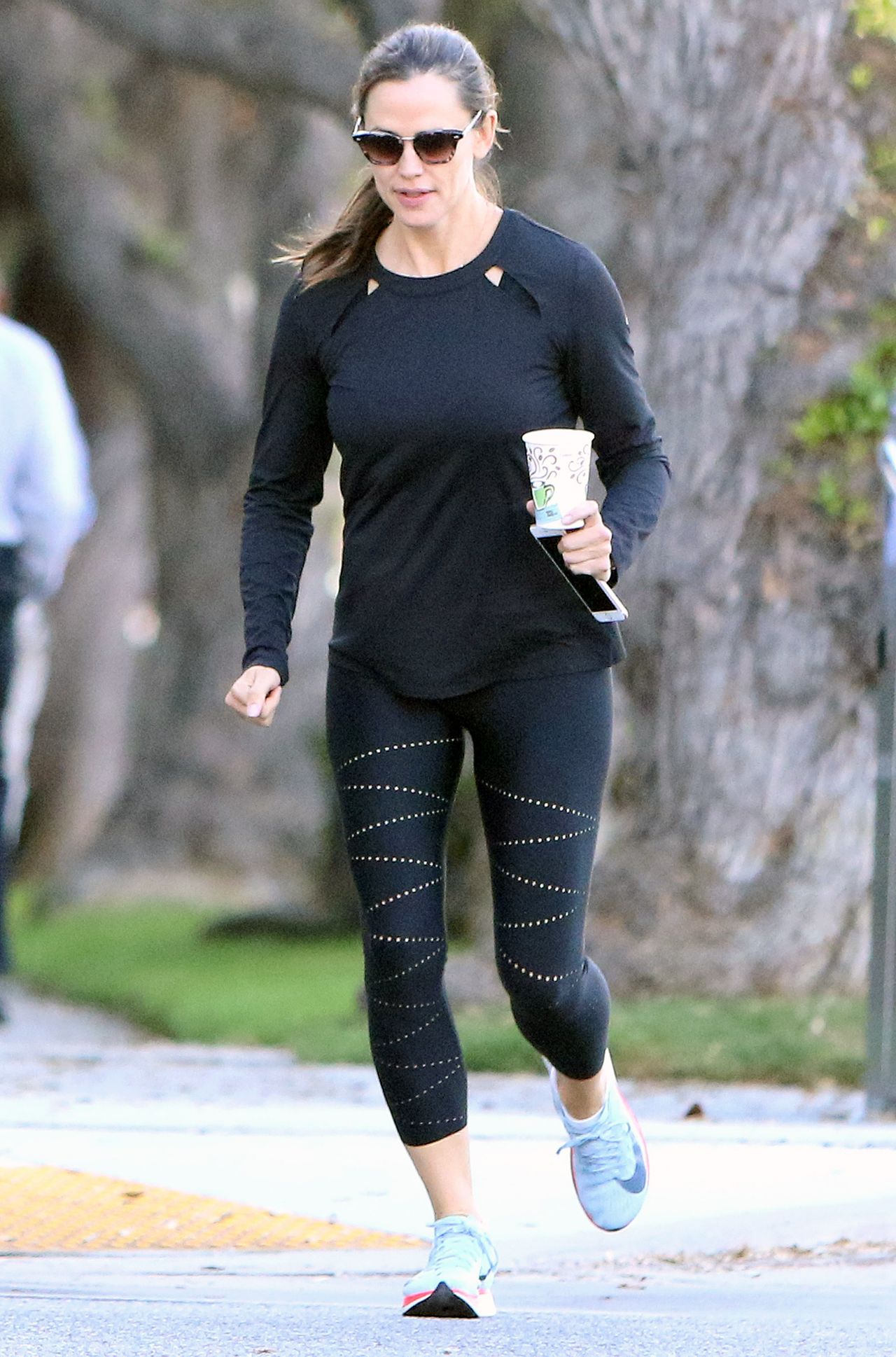 Jennifer Garner in Leggings Out in Brentwood • CelebMafia