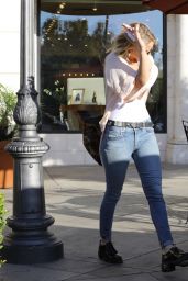 Jennifer Lawrence Camera Shy - Calabasas Mall in Calabasas 10/05/2017