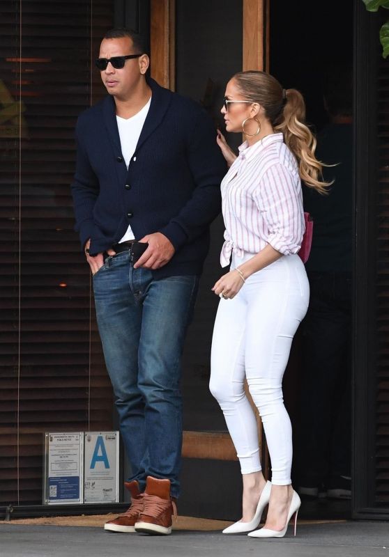 Jennifer Lopez in Tights - Out for Lunch at South Beverly Grill in Beverly Hills 10/06/2017