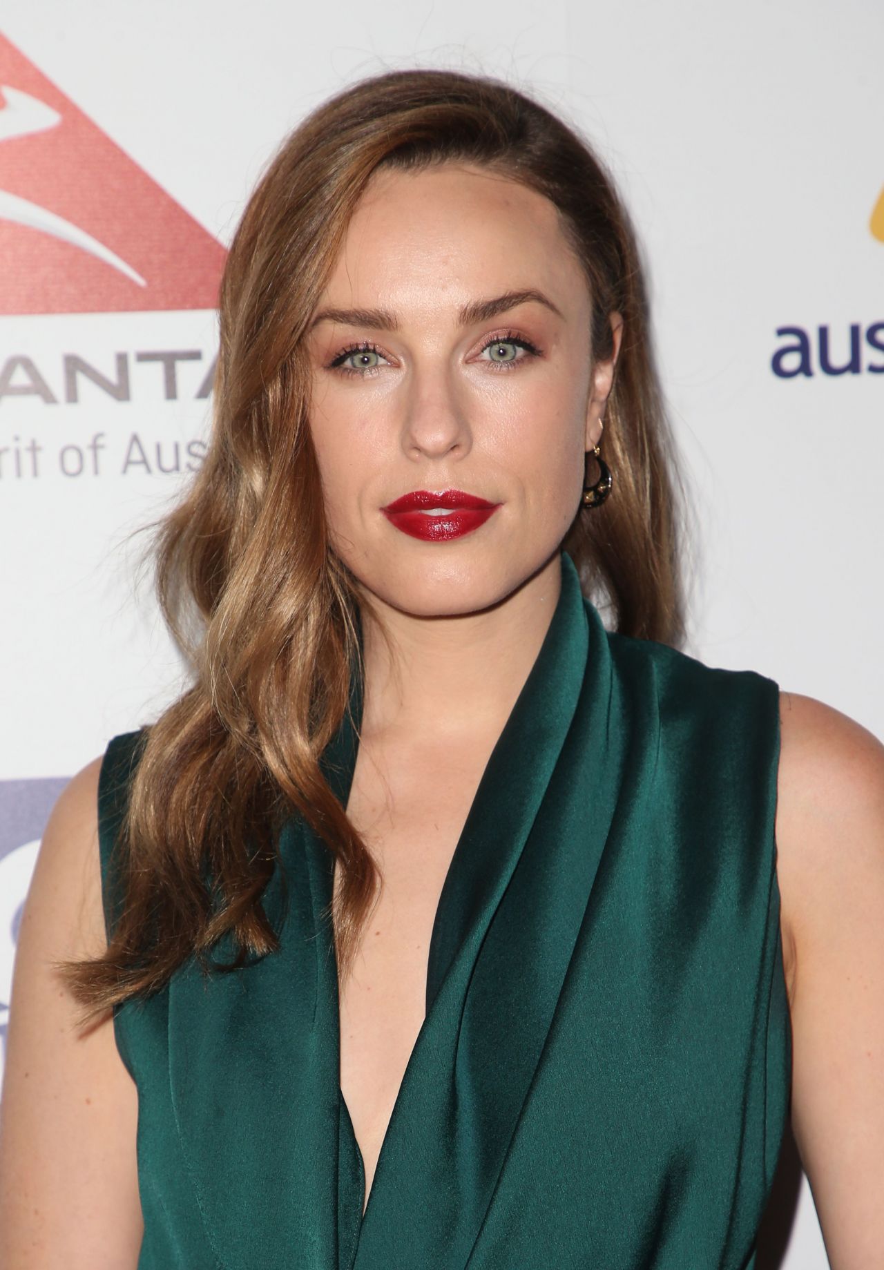 Jessica McNamee – Australians in Film Awards Benefit Dinner in Los