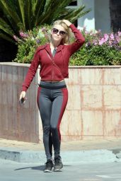 Julianne Hough at Tender Greens in Burbank 10/11/2017