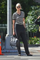 Karlie Kloss is Stylish - Hailing a Yellow Cab in NYC 10/04/2017
