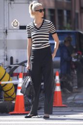 Karlie Kloss is Stylish - Hailing a Yellow Cab in NYC 10/04/2017