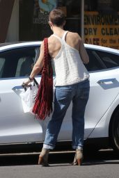 Kate Hudson in Ripped Jeans - West Hollywood 10/10/2017