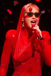 Katy Perry Performs Live at "Witness: The Tour" in Philadelphia