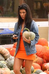 Kourtney Kardashian - Buy Pumpkins for Halloween in Moorpark, CA 10/29/2017