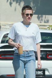 Kristen Stewart Street Style - Grabs Lunch in Los Angeles 10/01/2017