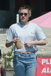 Kristen Stewart Street Style - Grabs Lunch in Los Angeles 10/01/2017