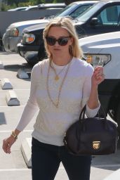 Reese Witherspoon - Stopping by a Studio in Santa Monica 10/12/2017