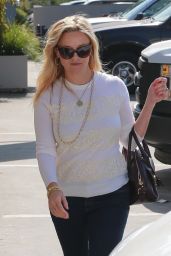 Reese Witherspoon - Stopping by a Studio in Santa Monica 10/12/2017
