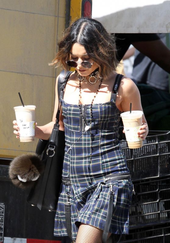 Vanessa Hudgens - Getting Coffee in Los Angeles 10/08/2017