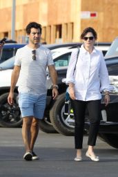 Zooey Deschanel and Her Husband Jacob Pechenik - Shopping for a New Car in LA 09/30/2017