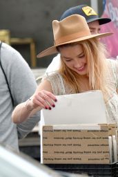 Amber Heard - Shopping at the Pasadena Flea Market in Pasadena 11/13/2017