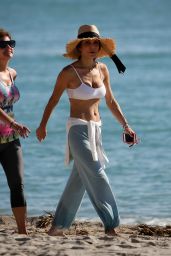 Bethenny Frankel in a Floral Bikini - Miami Beach 11/05/2017