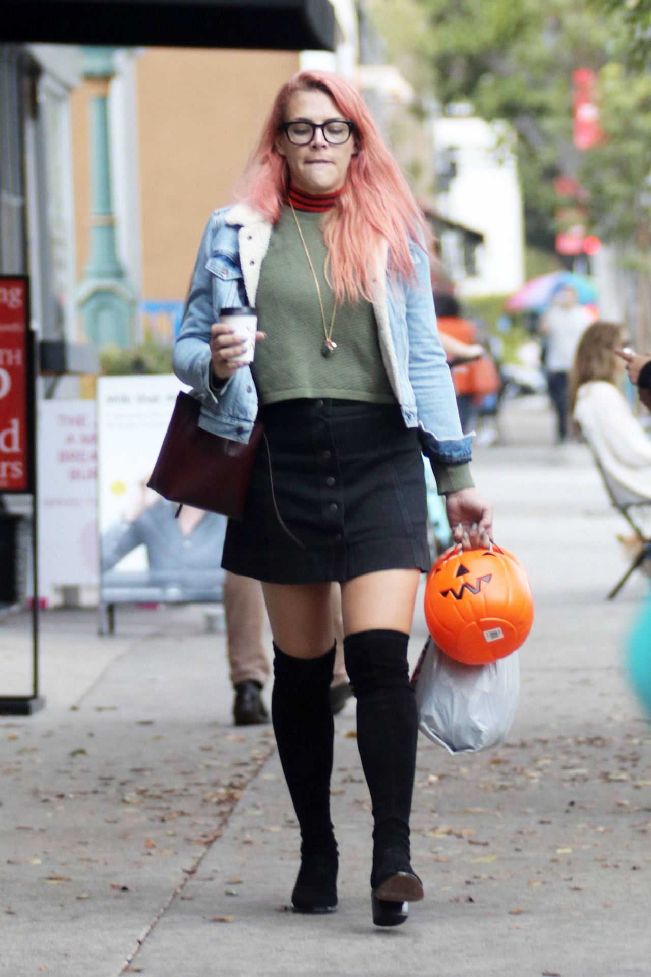 Busy Philipps - Buys Halloween Trick or Treat Buckets From CVS in LA 10