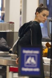 Daisy Ridley - Arrives to an Airport in Montreal 11/17/2017