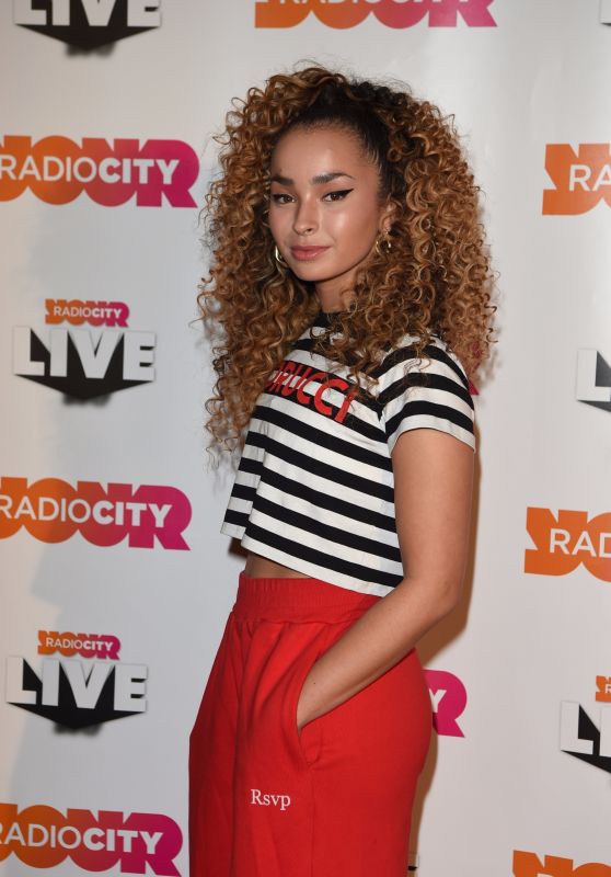 Ella Eyre – The Radio City Christmas Live 2017 Gig in Liverpool