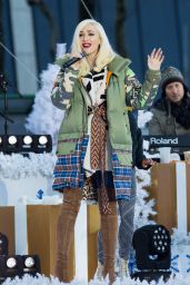 Gwen Stefani in Casual Attire - Bryant Park in NYC 11/21/2017