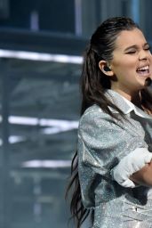 Hailee Steinfeld Performs Live at American Music Awards in Los Angeles 11/19/2017