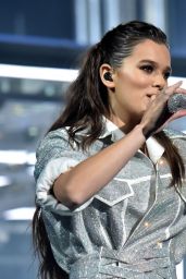 Hailee Steinfeld Performs Live at American Music Awards in Los Angeles 11/19/2017