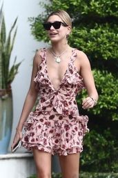Hailey Baldwin - Outside a Mansion in Miami 11/27/2017