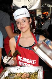 Jenna Ortega - Los Angeles Mission Thanksgiving Meal for the Homeless 11/22/2017