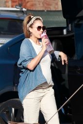 Jessica Alba - Shopping in Beverly Hills 11/24/2017