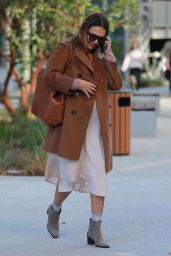 Jessica Alba Talking on Her Phone - Los Angeles 11/09/2017