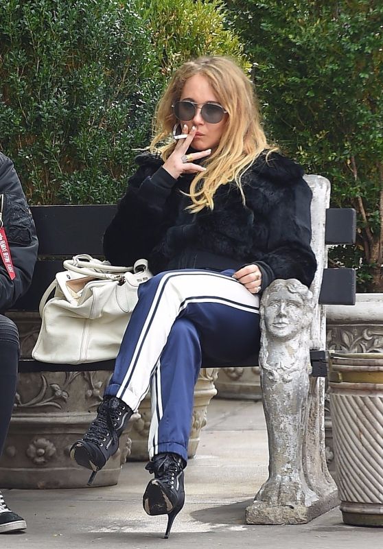 Juno Temple - Taking a Smoke Break on a Park Bench in NYC 11/16/2017