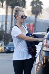 Kaley Cuoco in Tights - Leaving Yoga Class in LA 11/15/2017