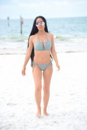 Lisa Opie Hot in Bikini - Beach in Miami 11/09/2017