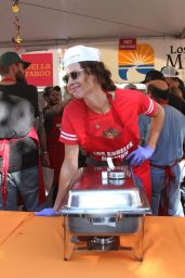 Minnie Driver – Los Angeles Mission Thanksgiving Meal for the Homeless 11/22/2017