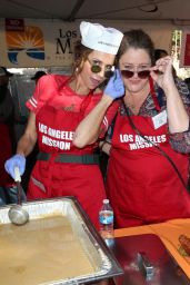 Minnie Driver – Los Angeles Mission Thanksgiving Meal for the Homeless 11/22/2017