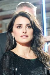 Penelope Cruz – “Murder on the Orient Express” Red Carpet in London