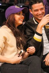 Sarah Hyland - Lakers v Bulls Game at the Staples Center in LA 11/21/2017