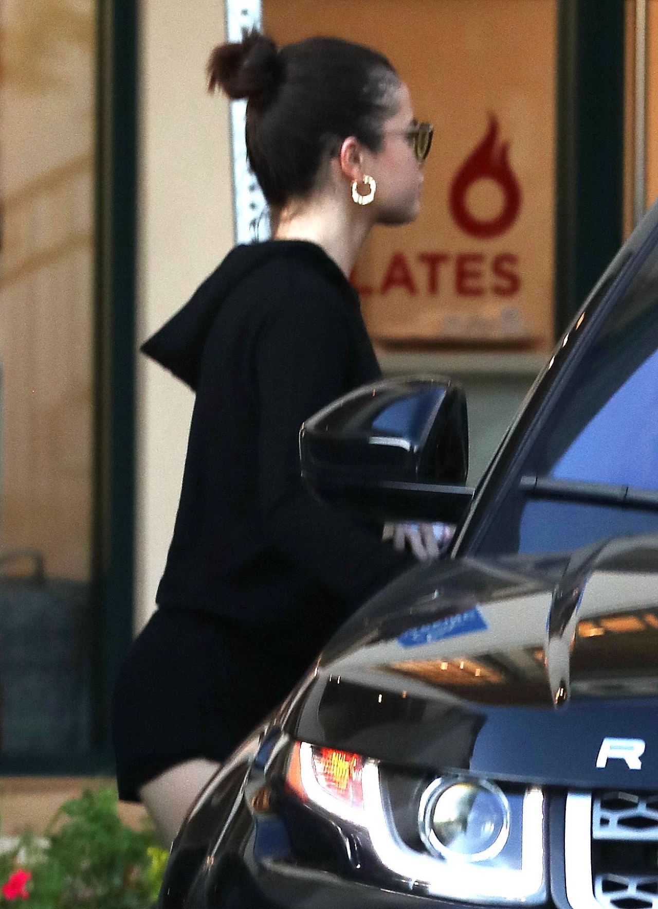 Selena Gomez in Workout Gear - Outside a Gym in Los Angeles 11/01/2017 •  CelebMafia