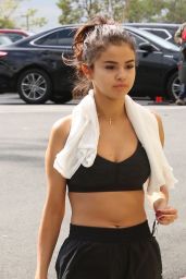 Selena Gomez in Workout Gear - Outside a Gym in Los Angeles 11/01/2017