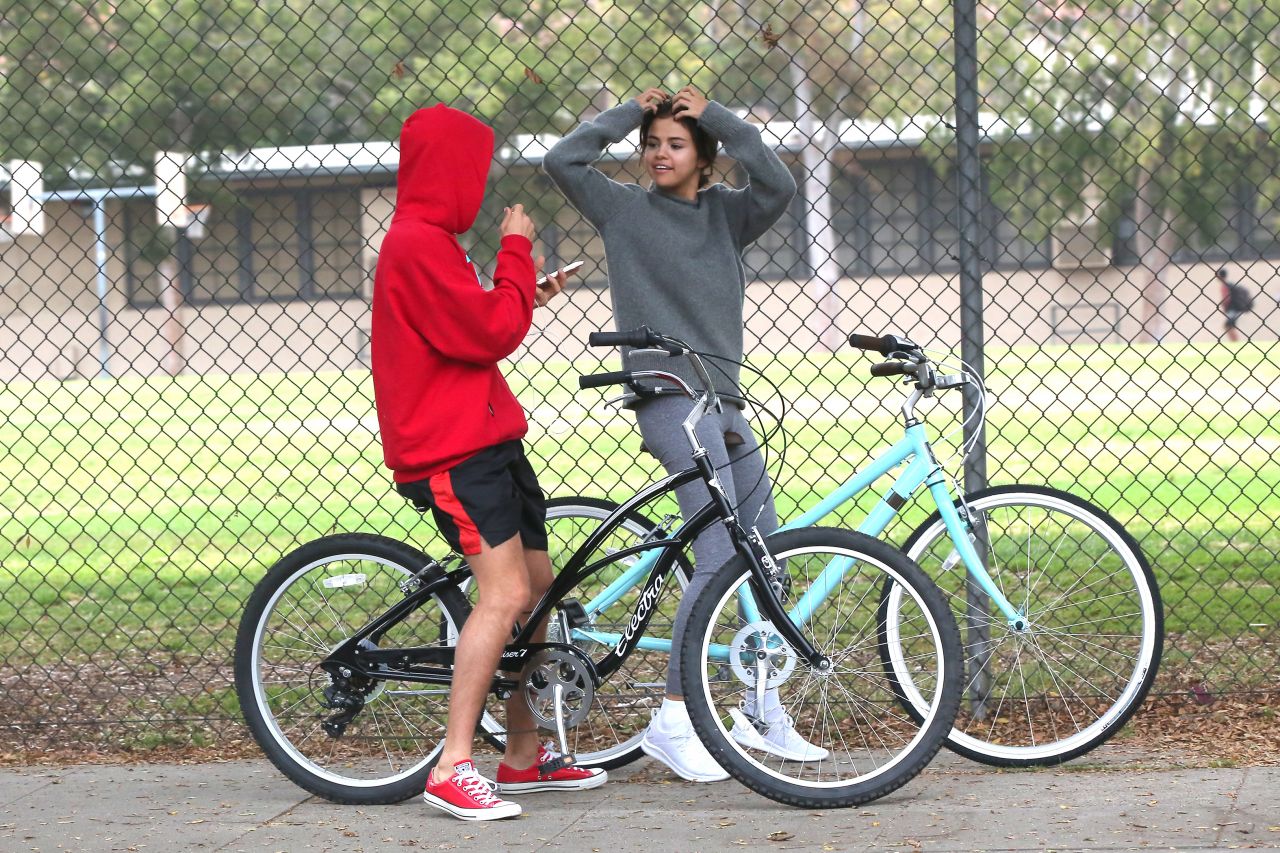 Selena Gomez With Justin Bieber - Bike Ride in LA 11/01 ...