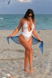 Claudia Romani Hot in Swimsuit - Miami 12/17/2017