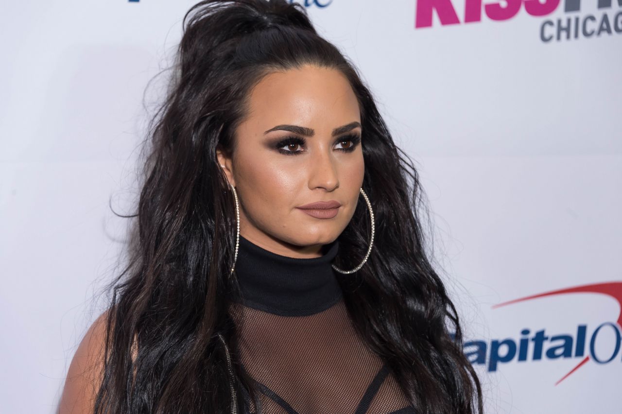 Demi Lovato - Jingle Ball 2017 in Rosemont • CelebMafia