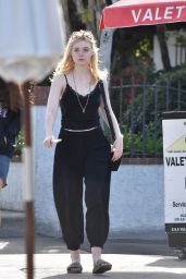 Elle Fanning With Her Mother - Los Angeles 12/11/2017